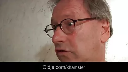 دو برهنه کودکان در حال فلم سکسی جذاب بازی با توپ
